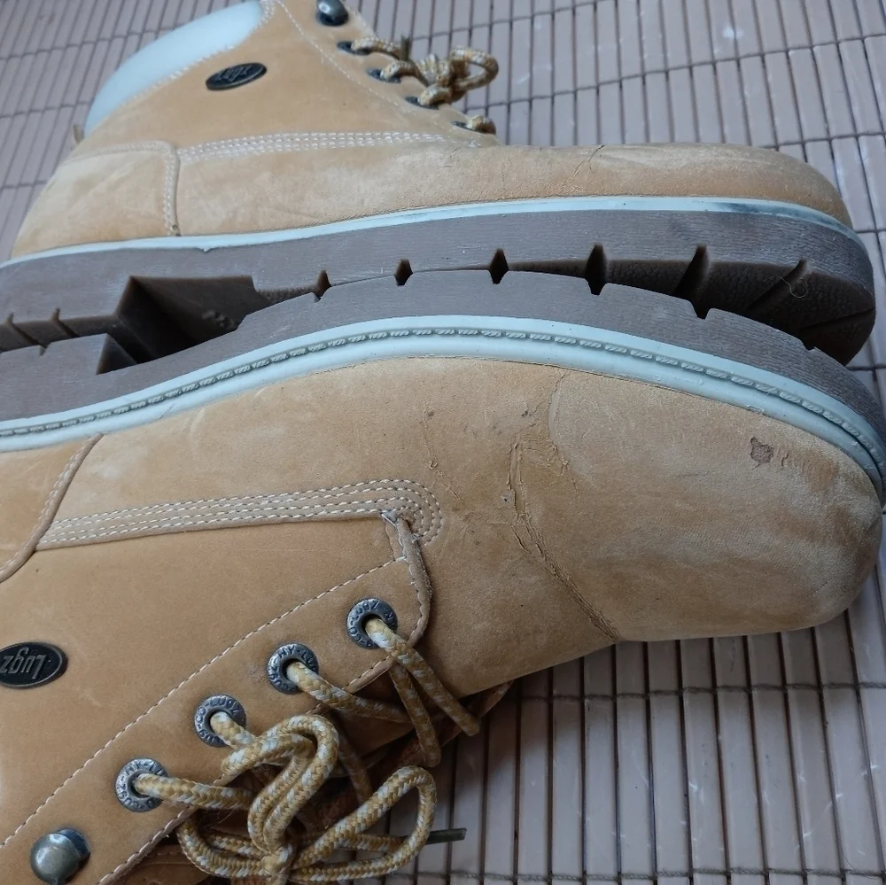 Lugz men's sz 11M lace tan ankle boots. 7431. Some flaking on toe-bend. See last